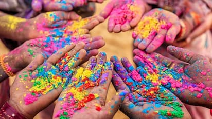 Holi 2023: ಈ ಹೋಳಿ ಹಬ್ಬದಲ್ಲಿ ನಿಮ್ಮ ರಾಶಿಗೆ ತಕ್ಕ ಬಣ್ಣ ಬಳಸಿ, ಅದೃಷ್ಟ ಹೆಚ್ಚಿಸಿ..