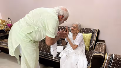 PM Modi Visits Mother : തെരഞ്ഞെടുപ്പ് വിജയം; ഗുജറാത്തിലെത്തി അമ്മയെ കണ്ട് പ്രധാനമന്ത്രി