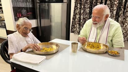 গুজরাটে বর্ণাঢ্য রোড শেষ করে মায়ের সঙ্গে একান্তে মোদী, খাওয়া-দাওয়া সারলেন বাড়িতেই