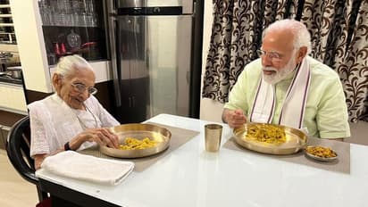 गुजरात पहुंचने पर प्रधानमंत्री नरेंद्र मोदी ने मां से की मुलाकात, लिया आशीर्वाद साथ खाया खाना