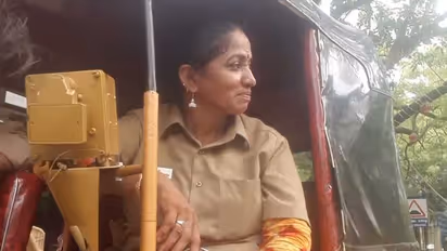 இந்த காலத்துல இப்படி ஒருத்தரா? அசத்தும் சென்னையை சேர்ந்த பெண் ஆட்டோ ஓட்டுநர் ராஜி அக்கா.!