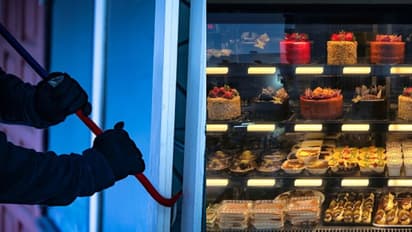 കേക്ക് കട കുത്തിത്തുറന്ന് മോഷണം; സിസിടിവിയില്‍ കുടുങ്ങി മോഷ്ടാവ്