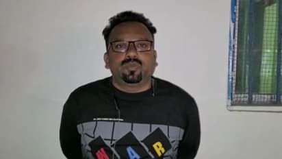 বন্দুক হাতে পোজ তৃণমূল নেতার, ভোটের আগে 'প্রশিক্ষণ' বলে কটাক্ষ বিজেপির