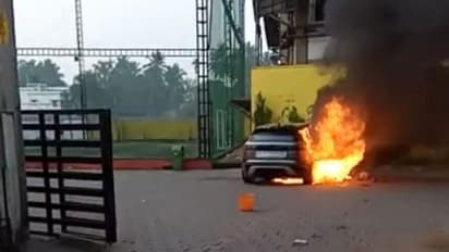 കോഴിക്കോട് ടര്ഫില് നിര്ത്തിയിട്ട ഒരു കോടിയുടെ കാര് കത്തി നശിച്ചു