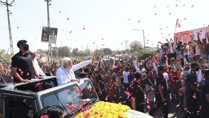 खुली जीप में सवार होकर PM मोदी ने किया रोड शो, खेत-खलिहान से लेकर छतों तक उमड़ी भीड़