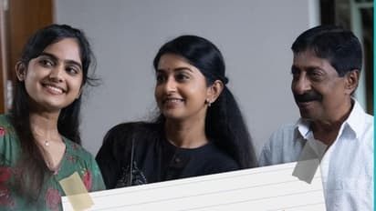 Makal : 'സിനിമേൽ കാണണ പോലെ അത്ര കോമഡിയൊന്നുമല്ലാട്ടോ ശ്രീനിവാസൻ'; 'മകൾ' പോസ്റ്റർ