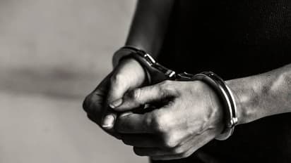 Hijab:தீர்ப்பு வழங்கிய நீதிபதிகளுக்குக் கொலை மிரட்டல்.. தமிழகத்திற்குள் நுழைந்து இளைஞரை தூக்கிய கர்நாடக போலீஸ்