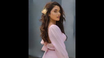 Priyanka Mohan : ஹோம்லிக்கு டாடா காட்டிவிட்டு கவர்ச்சியில் குதித்த பிரியங்கா மோகன் - வைரலாகும் ஹாட் போட்டோஸ்