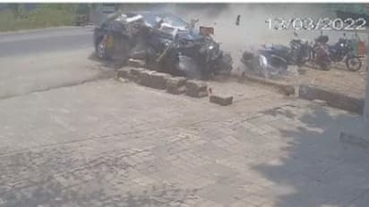 എറണാകുളത്ത് കാർ നിയന്ത്രണം വിട്ടു; മൂന്ന് പേർക്ക് പരിക്കേറ്റു, ഒരാൾക്ക് ഗുരുതരം