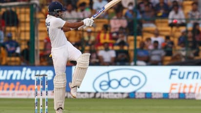 ரிஷப் பண்ட், ஷ்ரேயாஸ் ஐயர் அரைசதம்! 303 ரன்களுக்கு டிக்ளேர்.. இலங்கைக்கு கடின இலக்கை நிர்ணயித்த இந்தியா