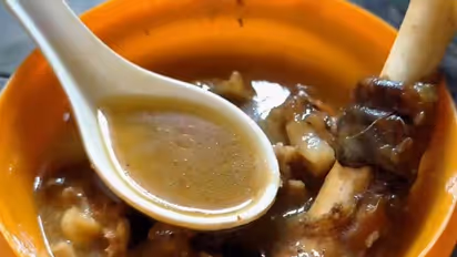 சென்னையில் அதிர்ச்சி.. சாப்பிட்டு விட்டு கீழே போட்ட எச்சில் எலும்பை பொறுக்கி மீண்டும் சுட சுட சூப்..!