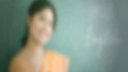 மாணவர்களை கதற விட்ட 45 வயது ஆசிரியை.. ‘வாங்க பழகலாம்’ என்ற பெயரில் குரூப்.. உல்லாச வீடியோக்கள்.. பணம் பறிப்பு