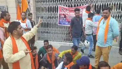 'द कश्मीर फाइल्स' मूवी पर हंगामा शुरू, राष्ट्रीय हिंदू परिषद ने कहा- सिनेमाघरों में लगा देंगेआग