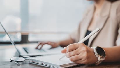 हिंदी भाषा जानने वालों के लिए 10 बेहतरीन करियर ऑप्शन, अच्छी सैलरी के साथ मिलेंगे दमदार अवसर