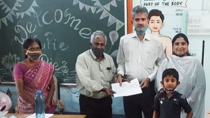 மக்களே இதை பார்த்தாவது திருந்துங்க.. தன் மகனை அரசுப் பள்ளியில் சேர்த்த பள்ளிக் கல்வித்துறை இயக்குனர்.