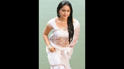 40களை கடந்த ஆன்ட்டி நடிகைகள்.. இன்னும் சிங்குளாக கெத்து காட்டும் ஹீரோயின்ஸ்