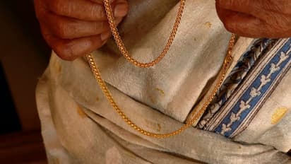 గొలుసు పోగొట్టుకుంటే.. గాజులిచ్చింది.. మానవత్వం బతికే ఉందని నిరూపించింది...