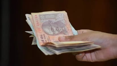 పదిరూపాయల కోసం ఆటోడ్రైవర్ ని పొడిచేశారు...