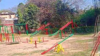 रंग पर सिहासी घमासान, पार्क के झूलों को हरा और लाल रंग से कराने वाले अधिकारी पर गिरी गाज