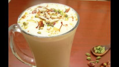 লস্যি খেতে ভালবাসেন? জেনে নিন এটি খাবার উপযুক্ত সময়