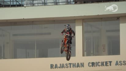 दुनिया के नामी बाइकर रॉबी मैडिसन ने अपनी जान पर खेलकर लॉन्च की राजस्थान रॉयल्स की जर्सी