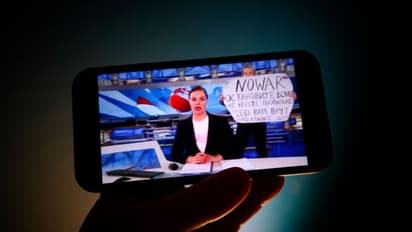 Ukraine Crisis: വാര്ത്തക്കിടെ യുദ്ധവിരുദ്ധ പോസ്റ്റര്: റഷ്യന് മാധ്യമപ്രവര്ത്തക അപ്രത്യക്ഷയായി