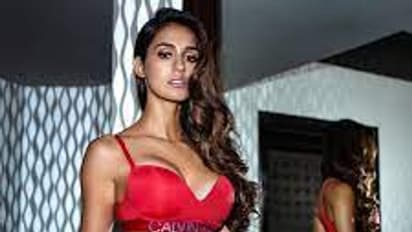 'স্পোর্টস ব্রা'-ঠিকরে বেরোচ্ছে স্তনের খাঁজ, নিতম্ব বার করে হট পোজ 'সেক্সবম্ব' দিশার