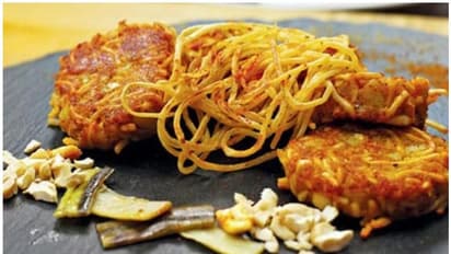 குழந்தைகளுக்கு பிடித்த டேஸ்டியான 'சிக்கன் நூடுல்ஸ் கட்லெட்' செய்வது எப்படி?