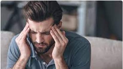 মাথায় ও চোখে প্রচণ্ড ব্যথা, জেনে নিন তা দূর করার সহজ উপায়