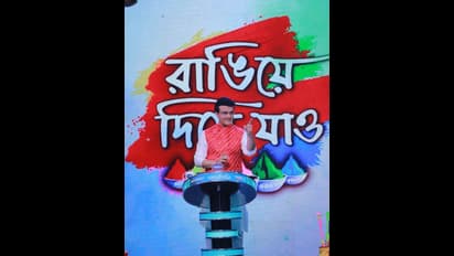 নাচে-গানে-রঙে জমজমাট দোল উৎসবে সৌরভ গঙ্গোপাধ্যায়ের দাদাগিরি, দেখুন ছবি