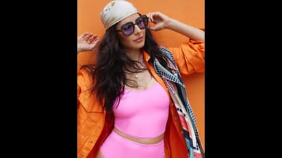 কালারিং সুইমস্যুটে গর্জিয়াস ক্যাটরিনা, হোলির আগেই সুপারহট লুকে শরীরী মোচড় ভিকি ঘরনির