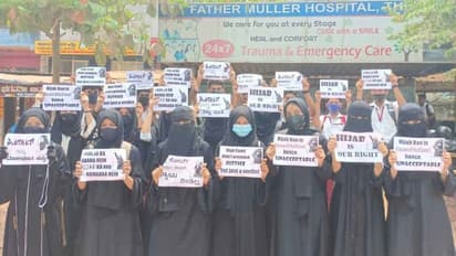 hijab row: హిజాబ్ పై కోర్టు తీర్పుతో నిరసనకు దిగిన ముస్లిం విద్యార్థులు, మూతపడిన షాపులు !