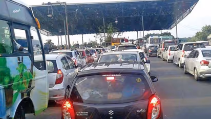 Toll Gate: ஷாக்கிங் நியூஸ்.. ஏப்ரல் 1ம் தேதி முதல் சுங்கச்சாவடி கட்டணம் உயர்கிறது..!