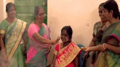 தாயை இழந்த கர்ப்பிணி பெண்..  வளைகாப்பு நடத்தி நெகிழ வைத்த சக ஊழியர்கள்.!