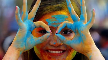 রাত পোহালেই হোলি, রং খেলার আগে কীভাবে নেবেন ত্বকের বাড়তি যত্ন