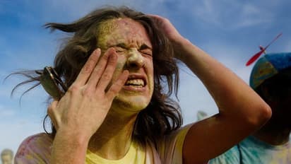 রঙের উৎসবে বিপদ থেকে সাবধান, চোখ বাঁচিয়ে দোল খেলতে এই পন্থা গুলি অবশ্যই জেনে রাখুন