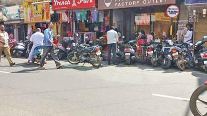 வண்டியை எங்கு நிறுத்தினாலும் பார்க்கிங் கட்டணம்..போர்க்கொடி தூக்கும் கூட்டணி கட்சி.. முடிவை மாற்றிய அரசு..