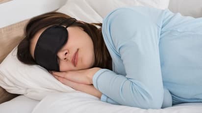 फिट रहने के जरूरी होती है भरपूर  नींद, जानें किस उम्र के लोगों को कितने घंटे सोना चाहिए