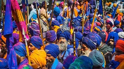 Holi 2022: होली के दूसरे दिन श्रीआनंदपुर साहिब में होता है होला मोहल्ला उत्सव, निहंग करते हैं शक्ति प्रदर्शन