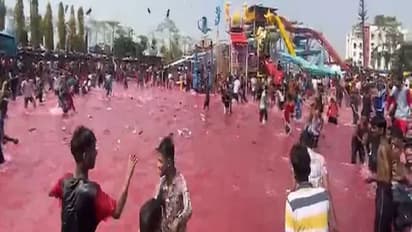 बुरा न मानो होली है: यहां खेली गई चप्पलों वाली होली, रंग-गुलाल नहीं एक-दूसरे पर फेंके गए चप्पल, जमकर हुई मस्ती