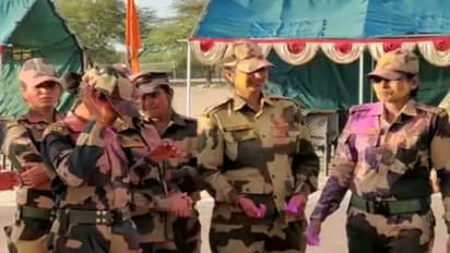 बॉर्डर पर होली : जवानों ने खेली जमकर उड़ाए रंग-गुलाल, मस्ती की, डांस किया और लगाए भारत माता के जयकारे