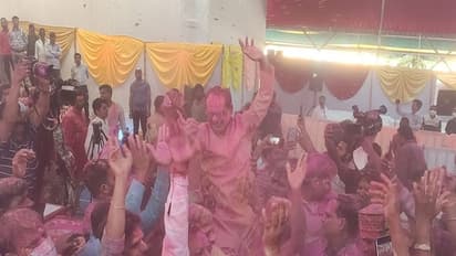 शिवराज सिंह चौहान पर चढ़ा होली का रंग, फूल-गुलाल उड़ा की जमकर मस्ती, महफिल सजाई.. बुंदेली फाग गाकर मोह लिया मन