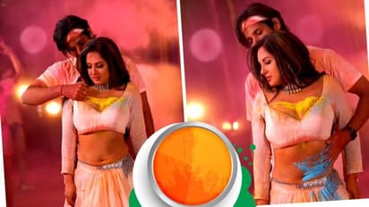 রঙের অছিলায় চরম ঘনিষ্ঠতা, কোমর থেকে বক্ষের মাঝে হাত ঢুকিয়ে পূজাকে রং মাখালেন কুণাল