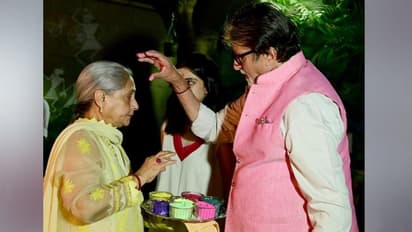 ফিতে খুললেই বেরিয়ে আসবে বক্ষযুগল, পিঠখোলা পোশাকে হোলি পার্টিতে উষ্ণতা ছড়ালেন উরফি