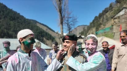 Holi Celebration at Border: यहां देखिए, परिवार से दूर कैसे होली सेलीब्रेट करते हैं देश के जवान