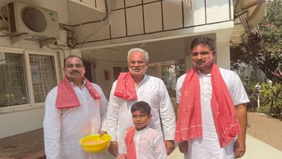 Holi 2022 : छत्तीसगढ़ के मुख्यमंत्री भूपेश बघेल ने खूब जमाया रंग, गुलाल उड़ाया, नगाड़ा बजाया और सुनाए फाग गीत