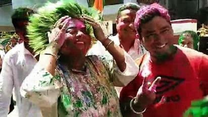 দলীয় রং নয়, নানা রঙের মিশেলে মাতলেন রত্না-কৃষ্ণারা