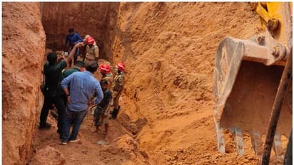 കളമശ്ശേരിയിൽ നിർമ്മാണത്തിനിടെ മണ്ണിടിഞ്ഞ് അപകടം; 7 പേർ കുടുങ്ങി, 3 പേരെ പുറത്തെടുത്തു