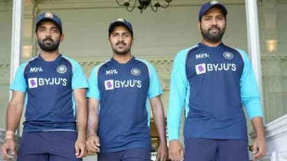 శార్దూల్ కు బాడీగార్డులుగా చేరిన ఆ ఇద్దరు స్టార్ క్రికెటర్లు.. ఫేమస్ అవ్వాలంటే తప్పదంటున్న ఢిల్లీ ఆల్ రౌండర్