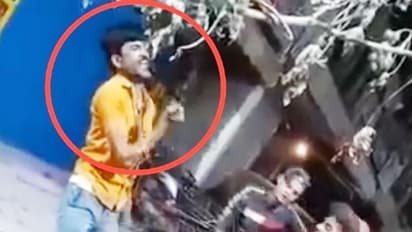 होली के जश्न में इस कदर डूबा युवक, डांस करते हुए अपने सीने में घोंपे चाकू, मौत का नाजरा देख खड़े हो गए रोंगटे